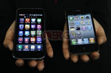 54412_a-samsung-electronics-galaxy-s-smartphone-and-an-apple-inc-s-iphone-4-smartphone-are-seen-in-this-picture-illustration-taken-in-seoul