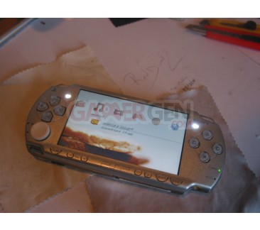 PSP-Slim-Silver-Divinity-reddwarf2 (1)