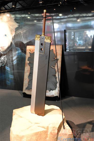 armes_repliques_jeux_videos 400px-Buster_Sword_Full-Scale_Replica