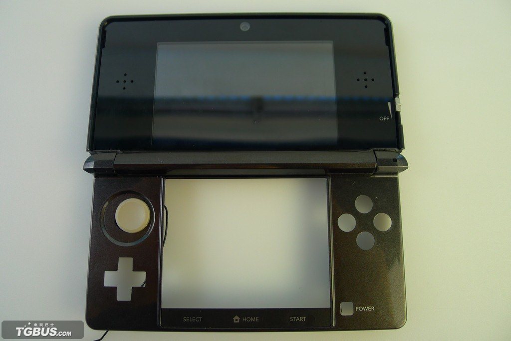 console-nintendo-3ds-nude-screenshot-20110221-06