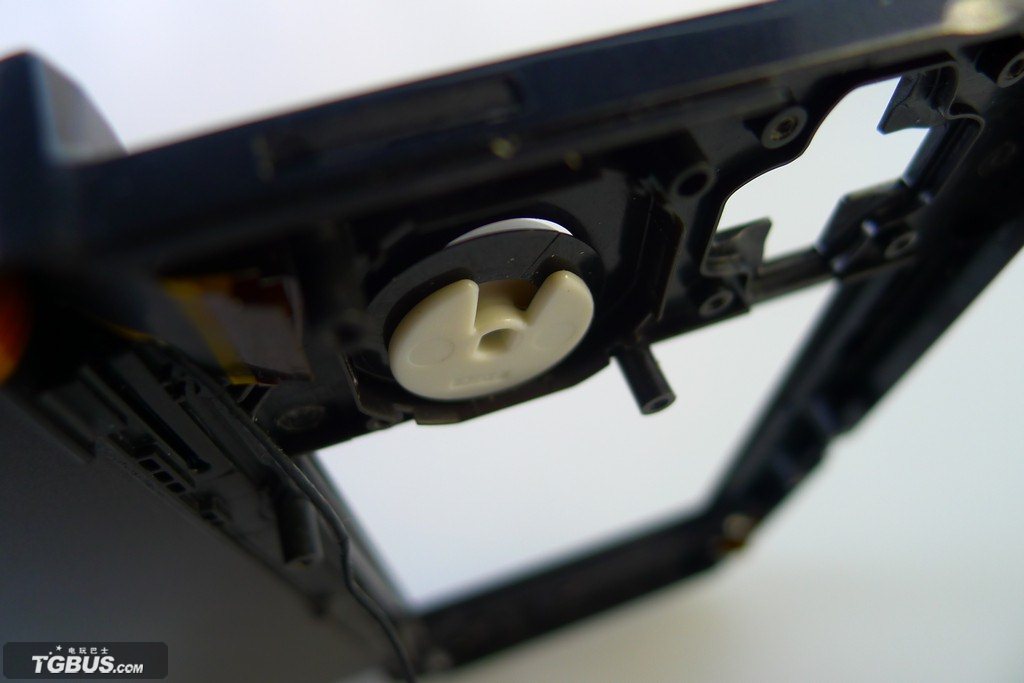 console-nintendo-3ds-nude-screenshot-20110221-08