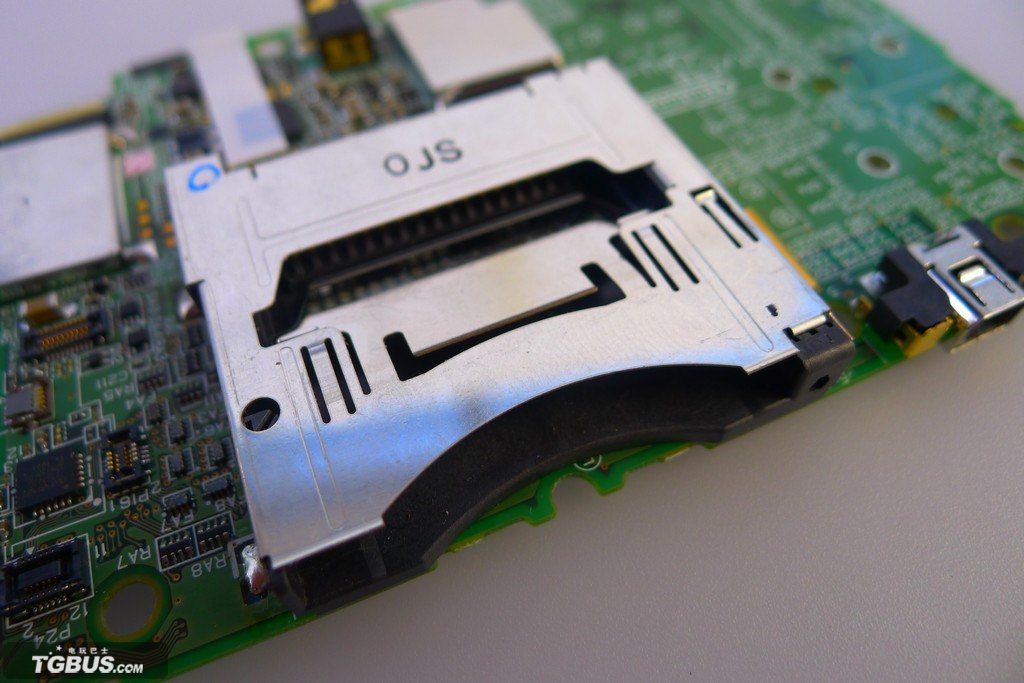 console-nintendo-3ds-nude-screenshot-20110221-13
