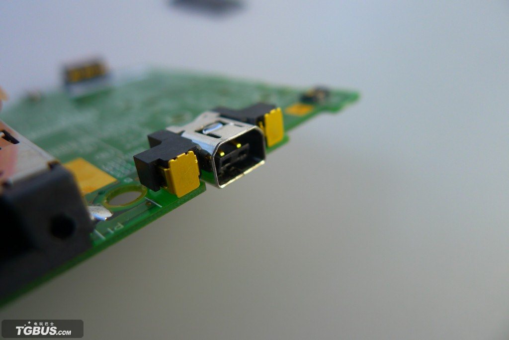 console-nintendo-3ds-nude-screenshot-20110221-14