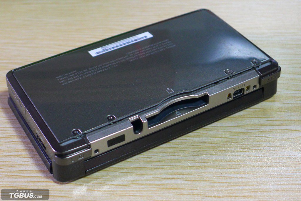 console-nintendo-3ds-nude-screenshot-20110221-15