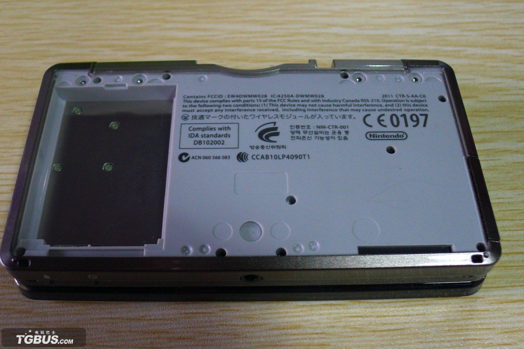 console-nintendo-3ds-nude-screenshot-20110221-19