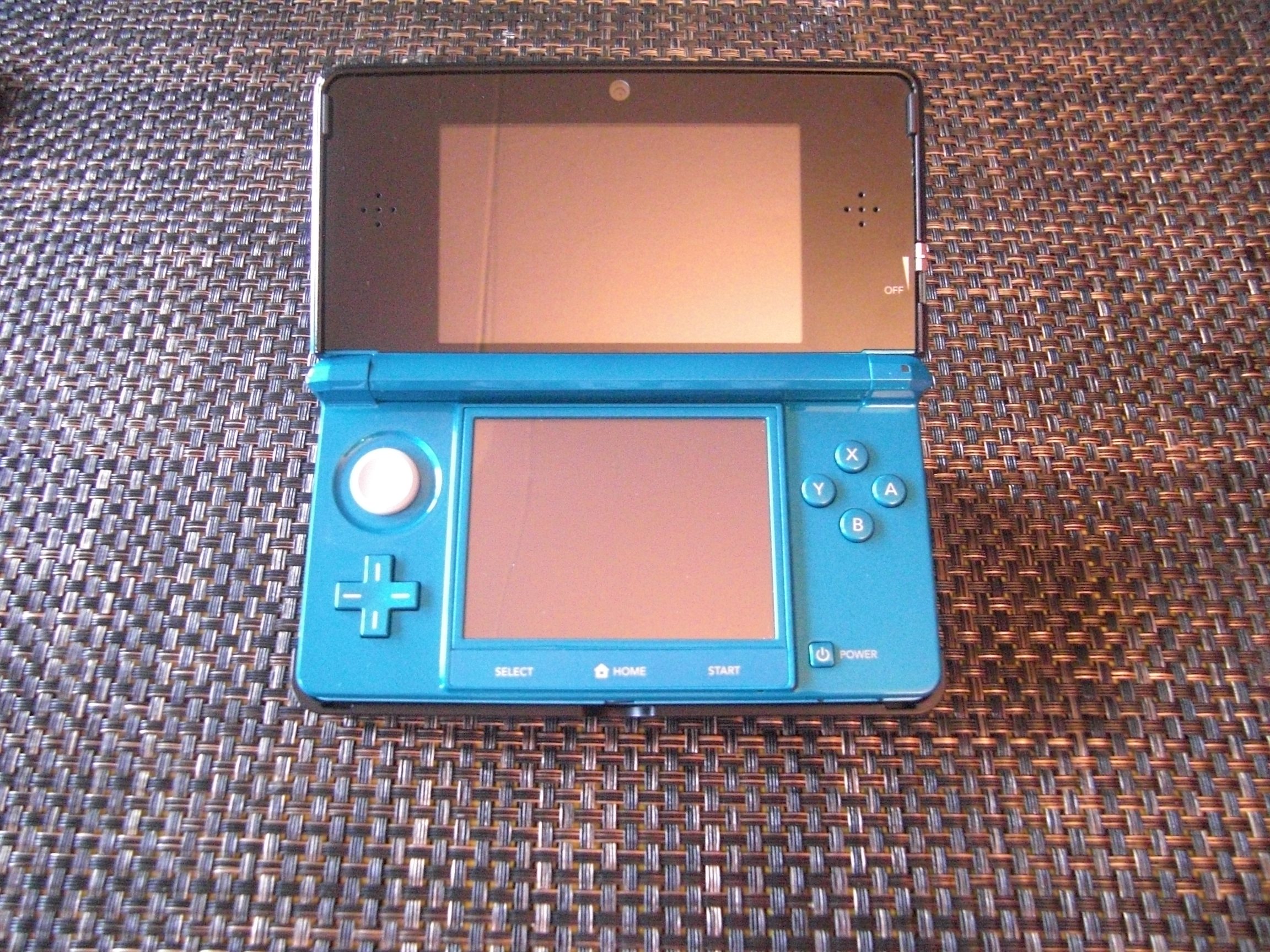 nintendo-3ds-console-bleue-lagon-hardware-screenshot_2011-03-17-09