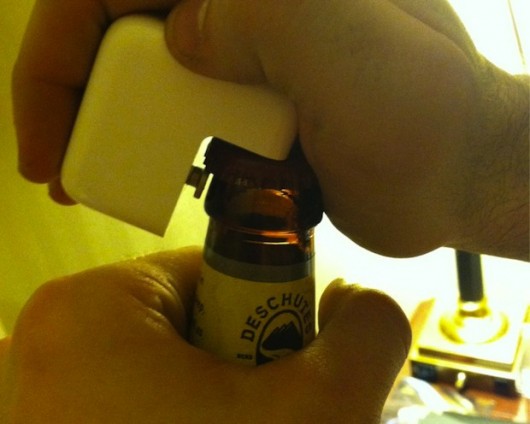 ouvrir-bouteille-de-biere-avec-chargeur-idevice