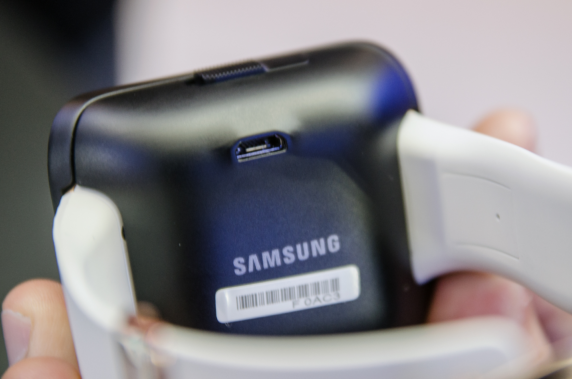 samsung-galaxy-gear-socle-recharge-01