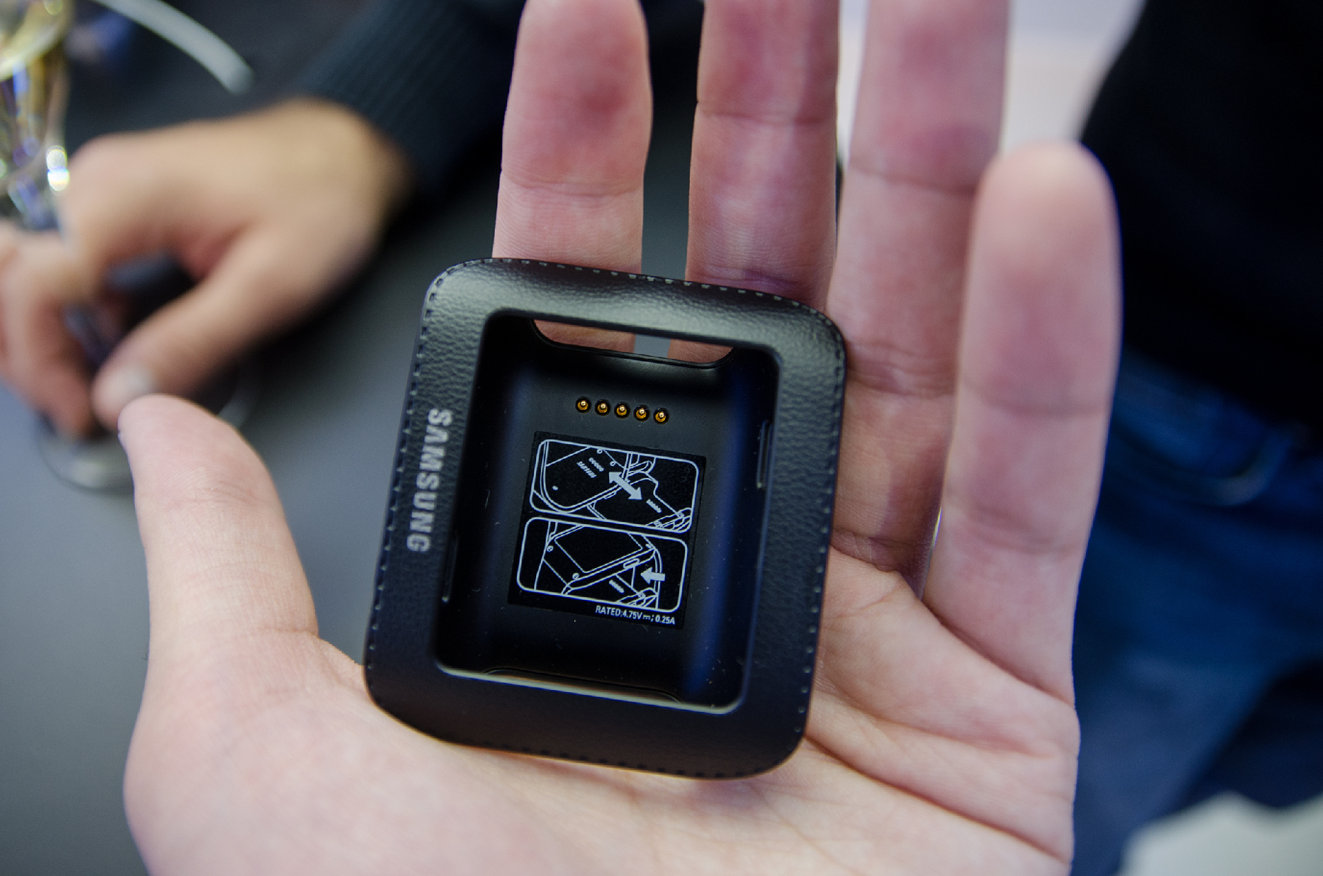samsung-galaxy-gear-socle-recharge-04