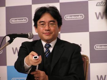 satoru_iwata-wiimote