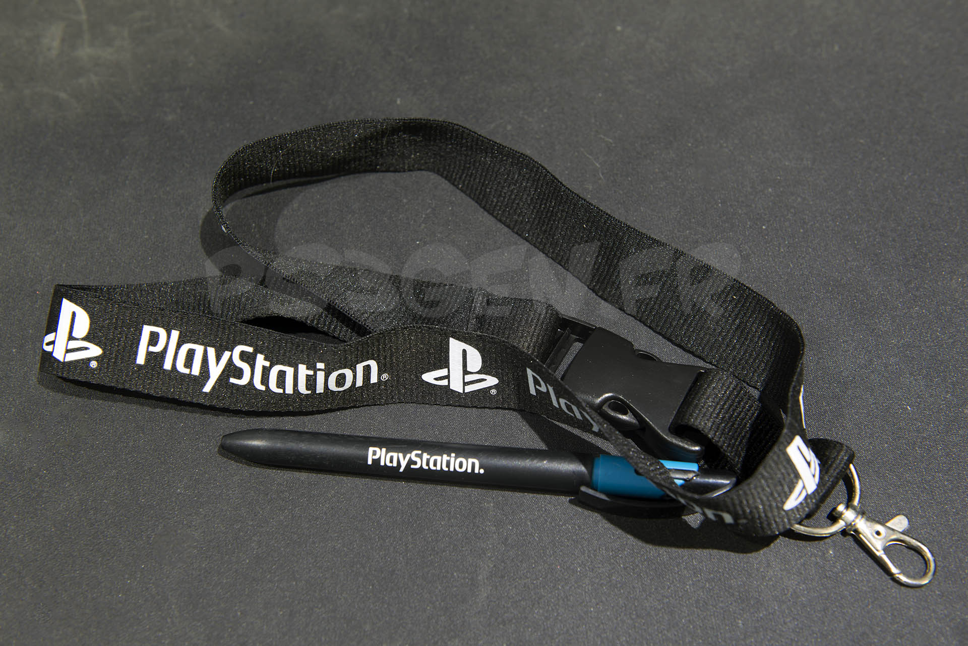 tour de cou et stylo playstation