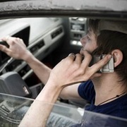 utiliser-un-t&eacute;l&eacute;phone-au-volant-est-dangeureux